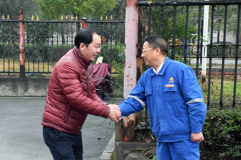 公司领导大年初七迎接上班员工