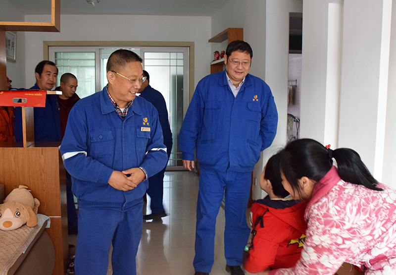 公司领导慰问退休老干部和困难员工