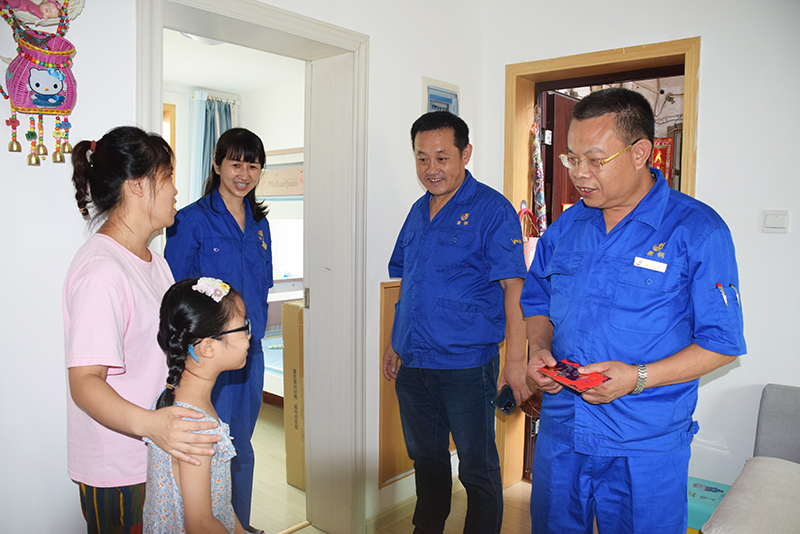 “七一”前夕 衡钢党委慰问困难党员