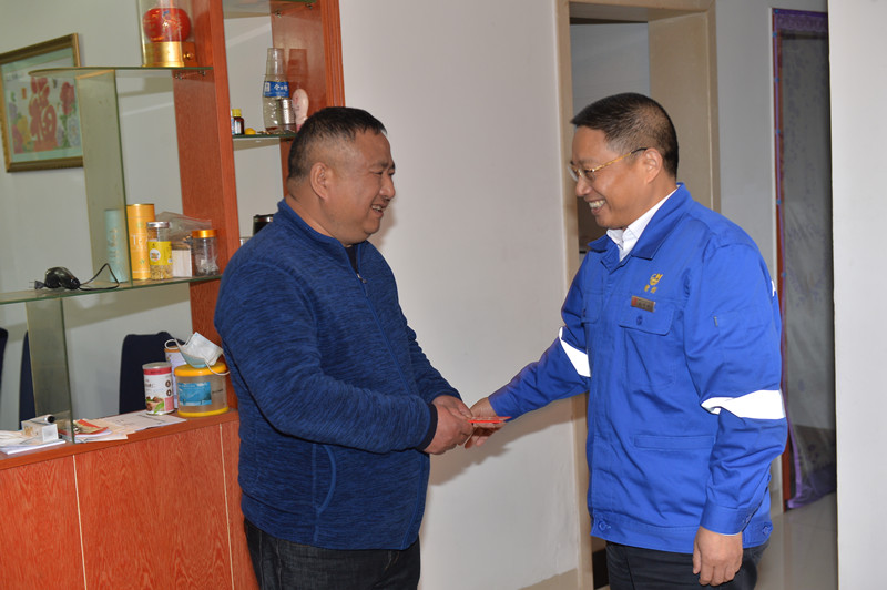 迎新春 送温暖 公司领导慰问困难党员