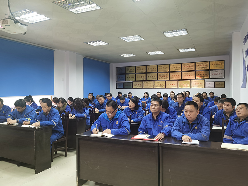 田研为技术中心党员骨干上党课